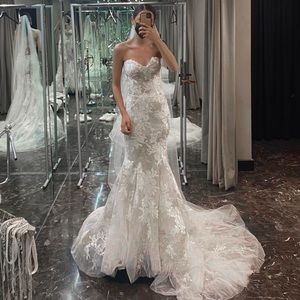 Monique Lhuillier collection Larissa ivory silk size 8